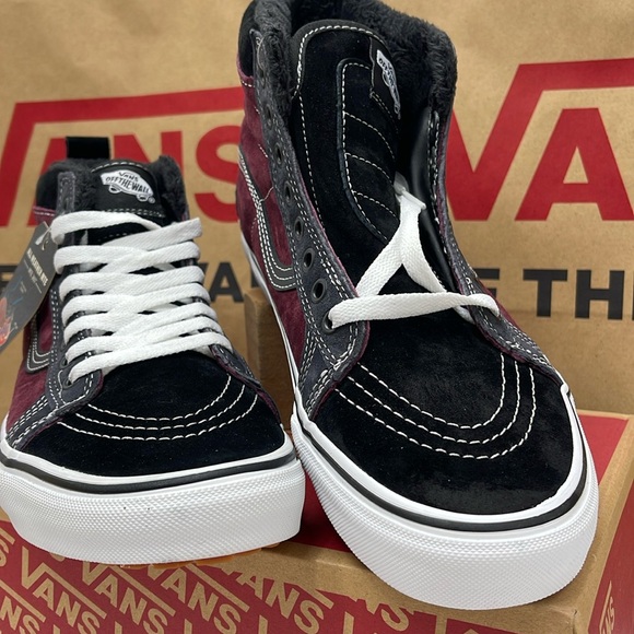 Vans Men’s Sk8-Hi Mte
(Mte) Port Royale/Black
VN0A4BV7XKZ
Boots Sneakers - Picture 6 of 16